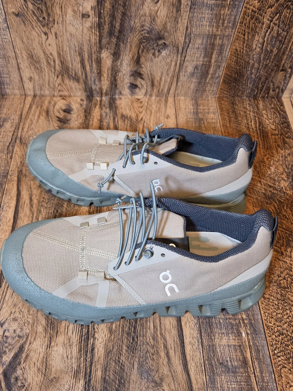 On Cloud Running Womens Low-Profile Running Shoes in Beige/Blue